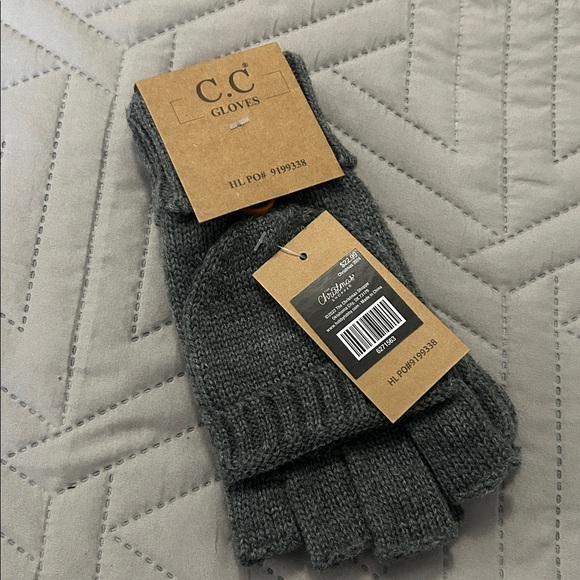 C.C Accessories - 💕5/$15C.C Charcoal Knit Gloves, NEW